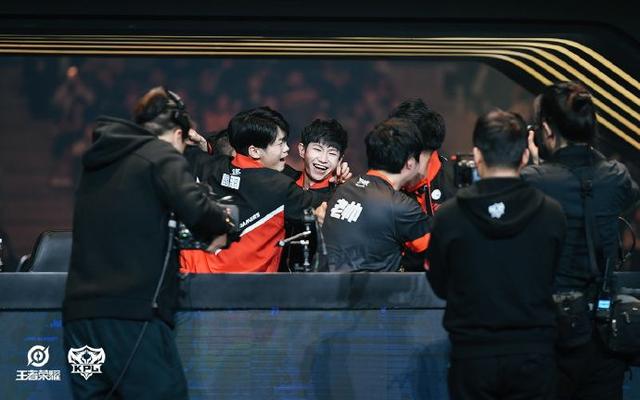 gla1ve 退役成为教练