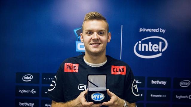 GALA ：如果有机会，可能也会玩卡莎，但现在的卡莎有点垃圾